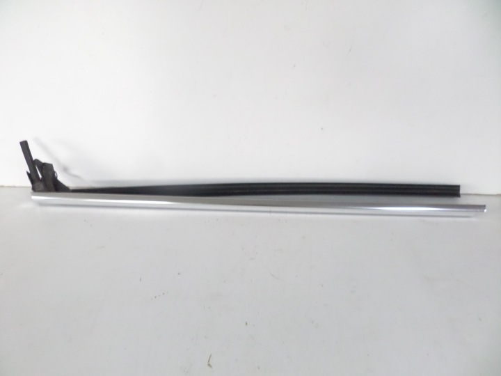 moulding dust left front MERCEDES W207 09