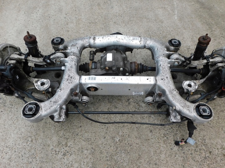 BMW F10 F11 kombi nápravnice výztuha rameno náboje zavěšení záď 6798545