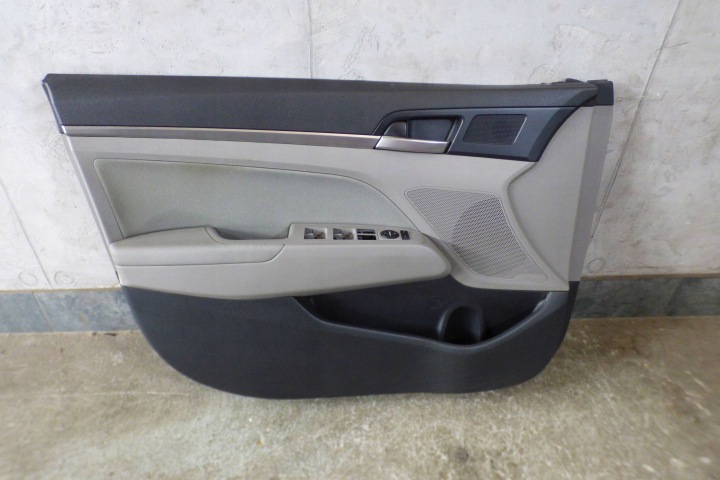 Hyundai Elantra VI tapacír Bok dvere ľavá predok 82370F2000