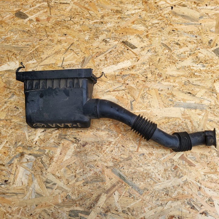 TOYOTA YARIS 1 and 99-05 1.0 VVTI cover of a filter, air pipe wiring