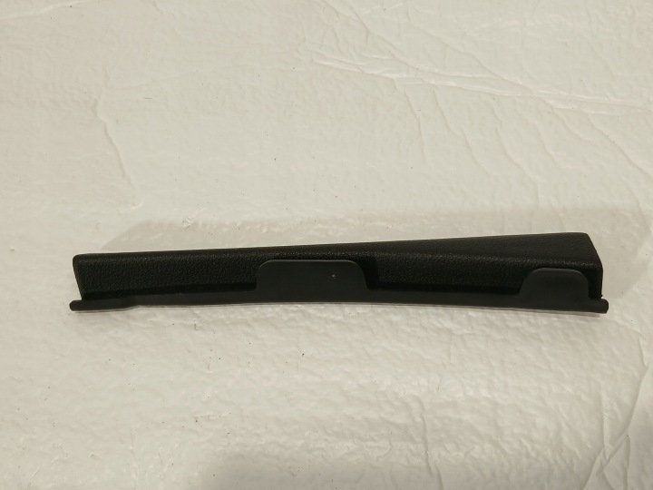AUDI A4 B9 LIFT copertura GREMBIALINA FIANCO SLUPKA 8W0868204A