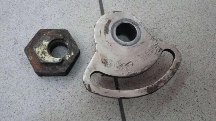 TULEJA MIMO SRODOWA left VW T4 701407135A