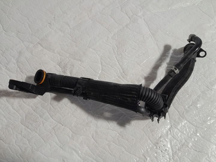 AUDI A4 B9 Tubazione ODPOWIETRZAJACY 2.0TFSI CYM 06L103213AD