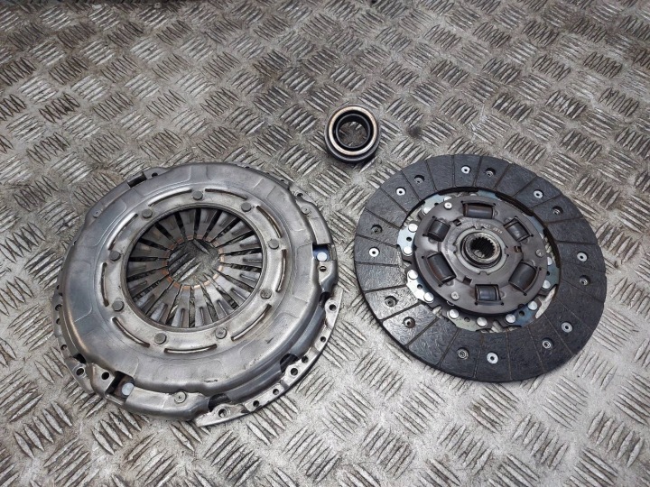clutch disc + pressure plate + LOZYSKO OPOROWE HYUNDAI I30 and 1.6 CRDI