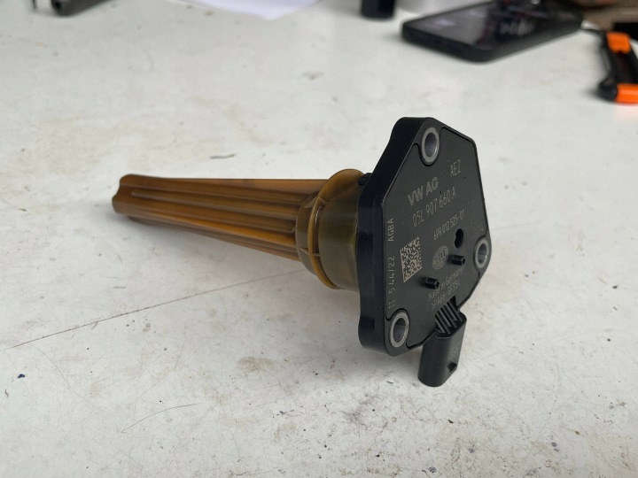 sensor of the level oil AUDI Q5 SQ5 FY 05L907660A @M