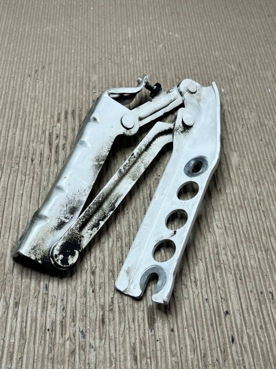 Charnières capot Skoda Fabia Mk2 (5J) 5J0823301