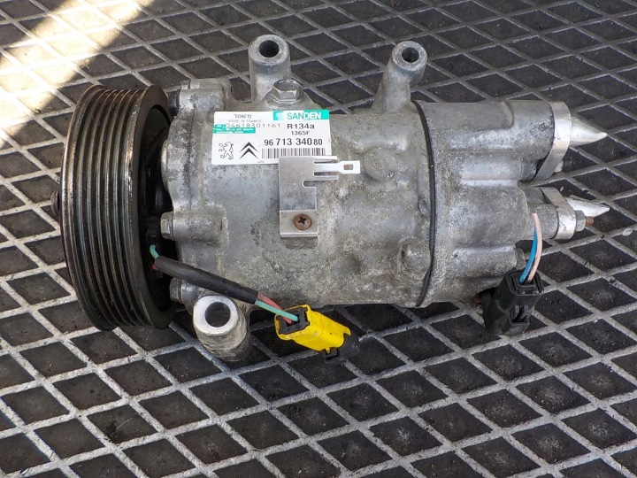 PEUGEOT 407 2.0 HDI compressor pump of the air conditioning 9671334080