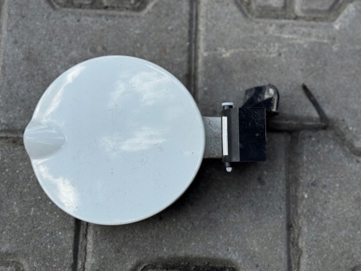 Tankklappe des Kraftstoffsbehälters FIAT 500 LIFT BIALY Farbe