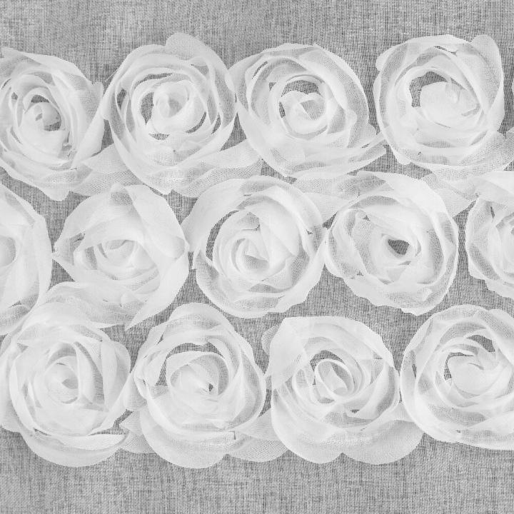 Firana gotowa ROSALIE 140x250 biała aplikacja ozdobne różyczki