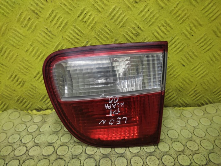 SEAT LEON et Feux phare Droite Arrière du capot