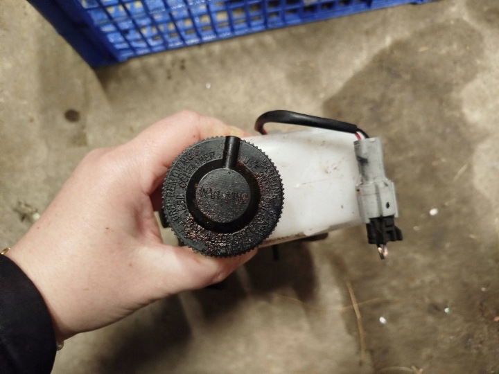 Suzuki Forenza brake fluid tank 8