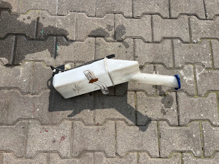 Hyundai IX 20 washer fluid tank