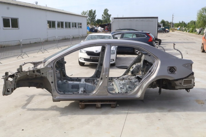 UNA PARTE ANTERIORE A SINISTRA DEL SUBAPPALTATORE TOYOTA COROLLA XI 4V8 7