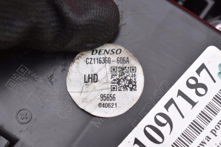 UE CZ116360-606A TOYOTA YARIS 4 IV 20 7