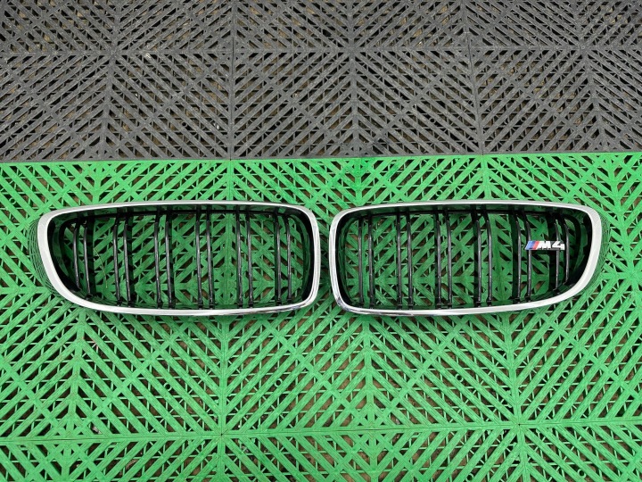 Grill des Kühlers (Grill) Komplet BMW M4 F82 F83 8054331 8054332
