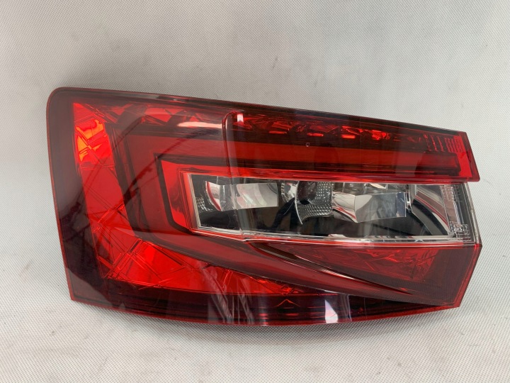 Skoda Superb 3 III 15r kombi Licht links hinten 3V9945207 08.25