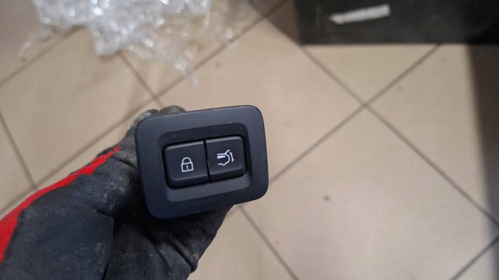 Bouton pour l’ouverture du capot Porte coffre hayon Mazda CX-60 VA5866660