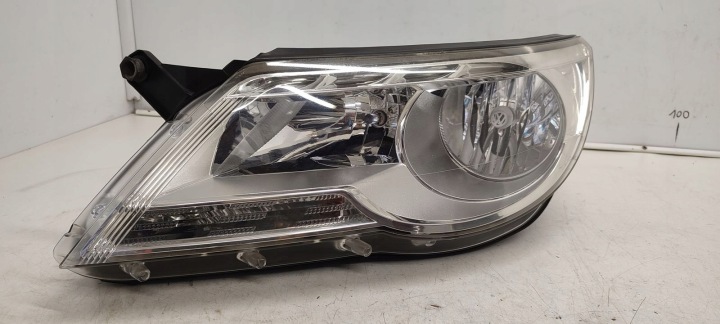 light front front left VW Tiguan and