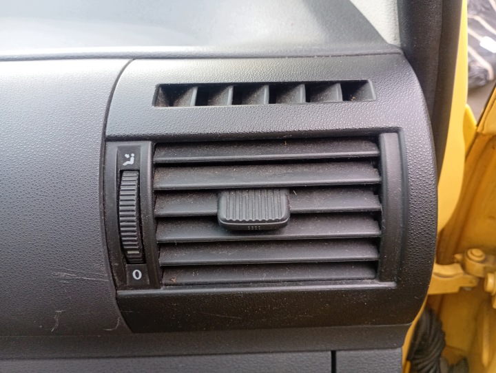 BOCCHETTA ARIA ANTERIORE Dell’aria Destro passeggeri VW Fox 05-11
