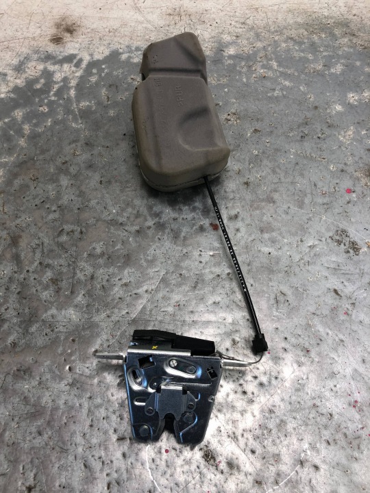 de la Serrure DOCIAG du capot Porte coffre hayon MERCEDES W212 KOMBI A2047500060 A2047400635