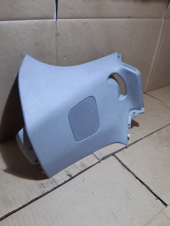 AUDI A3 8X boční SLUPKA pravý záď 8X3867288A