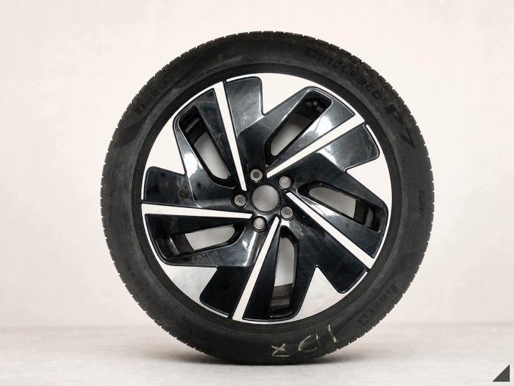 VW ID.7 ID7 kerék felni 8Jx19 ET 45 5x112 gumi PIRELLI 235/50 R19 2025 év