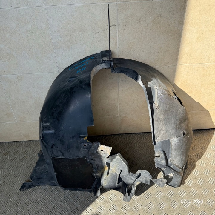 podblatník přední pravé LAND ROVER DISCOVERY SPORT FK72-16A573-AD