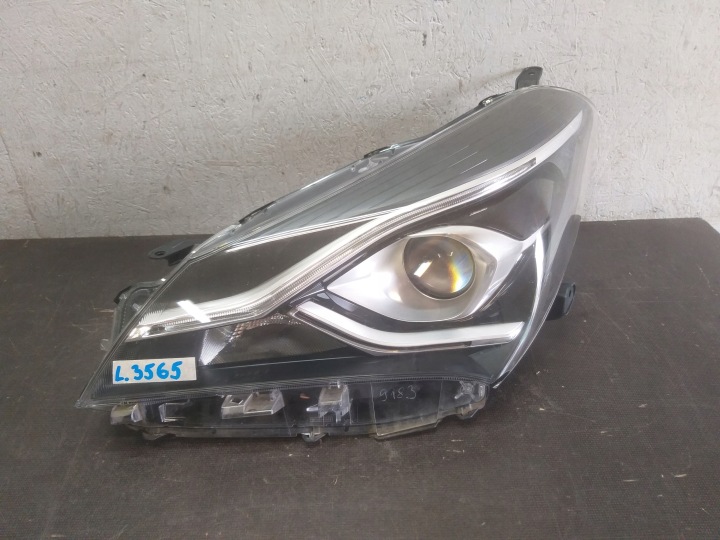 LIGHT FRONT LEFT TOYOTA YARIS III 3 LIFT 17- LENS LED