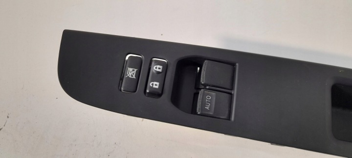 Toyota Yaris III 2017-2020 button of the window 742320D680 (PS84)