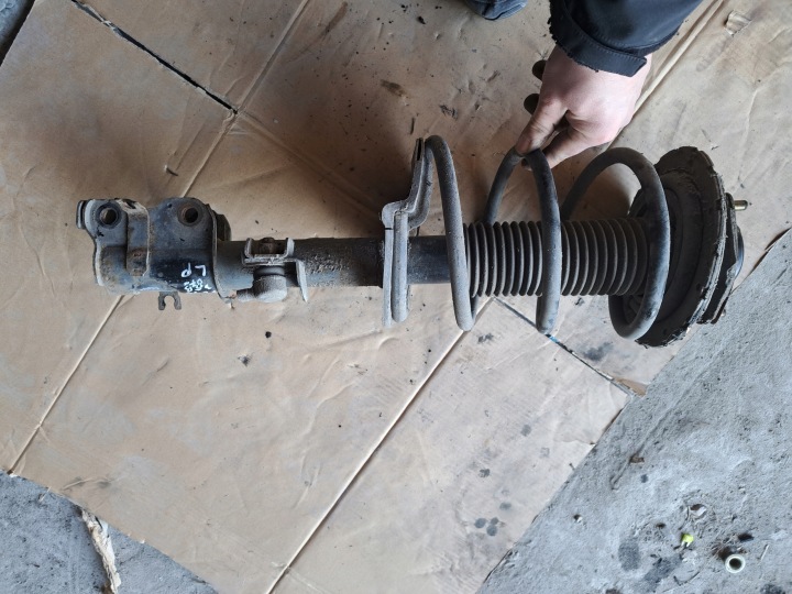 tlumič levý předek INFINITI FX35 FX45