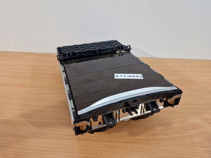 BMW 7 G11 G12 SKRINKA SPOLUJAZDCA TUNEL STREDNÝ PANEL Z USB