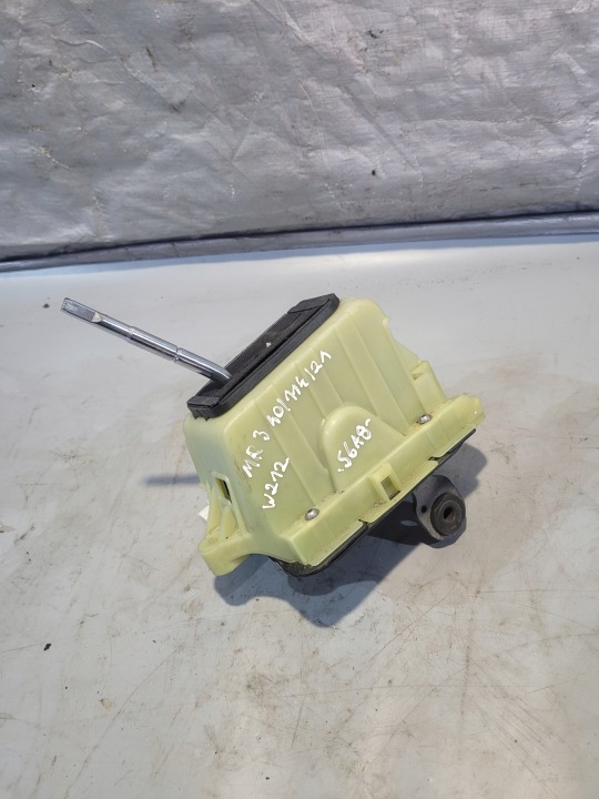 Schalthebel Schaltkulisse Schalt getriebe OE 204267003 MERCEDES W212 10r. EU 2.2D