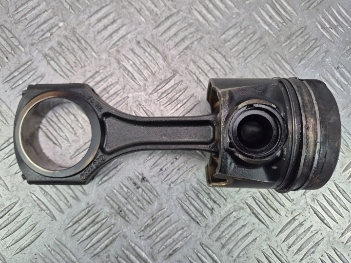 kolbe mit pleuelstange pleuel Mercedes OM651911 C250 CDI W204 65100