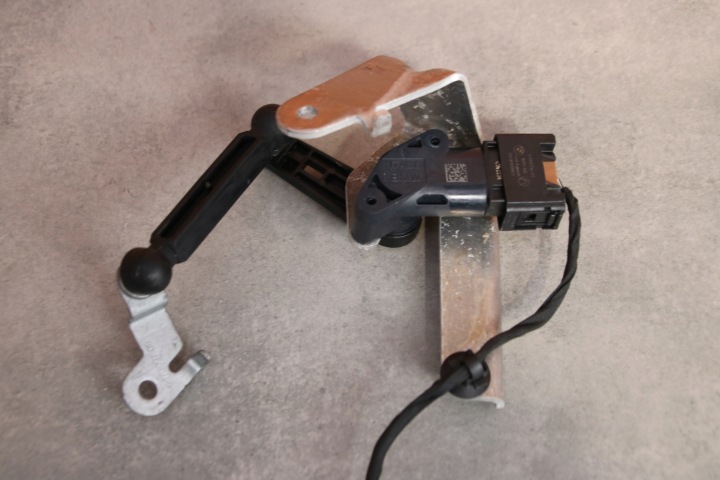 BMW G11 G12 G15 G16 G30 G31 sensor POZIOMOWANIA of the lights left rear part 6895466