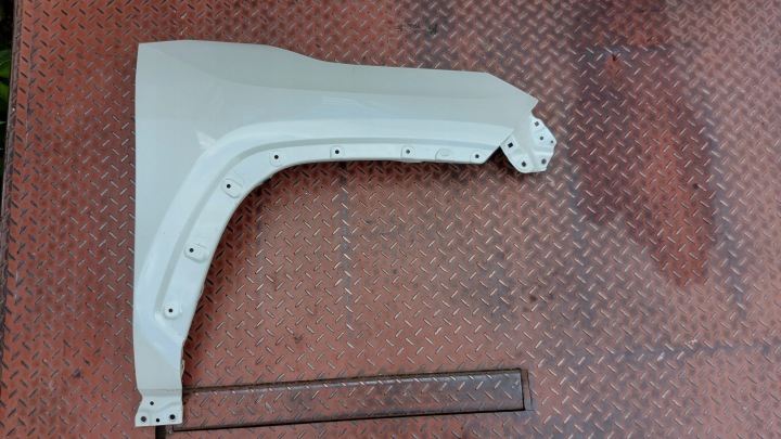 blatník pravý předek TOYOTA RAV4 V 19
