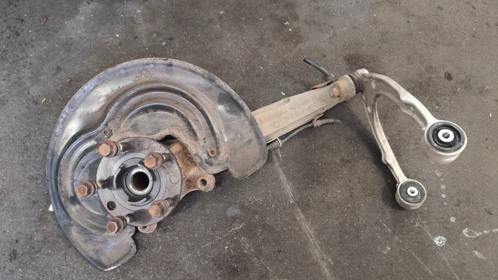glavčina desna prednji dio 7L0407258A 6.0 TDI V12 AUDI Q7 i 4L LIFT