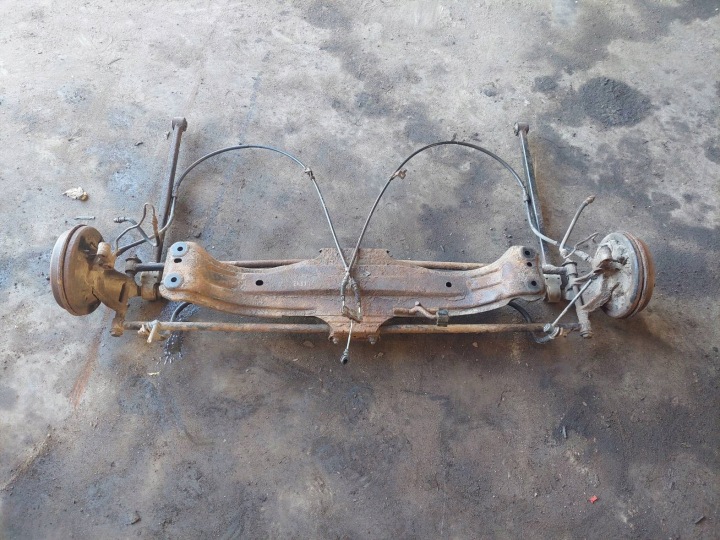 Renfort pare choc Pont arrière de la suspension Arrière MAZDA PROTEGE BJ 323 BJ
