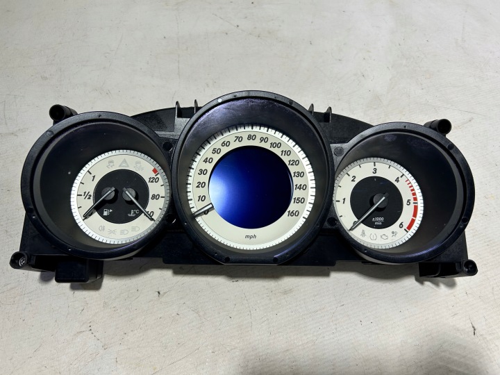 Instruments tachymètre compte tours MERCEDES CLS W218 UK CDI 262352 MIL 2189005503