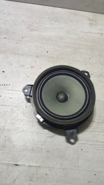 Toyota C-HR and 1.2 19r rear part side left speaker door