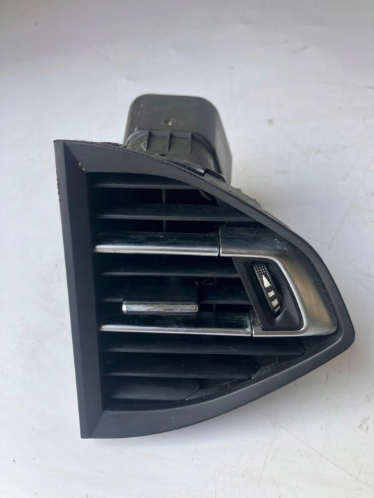 rešetka rešetka ventilacije desna srednja PEUGEOT 308 T9 1304148XZD