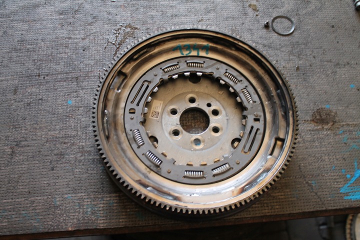 1341. Koleso zotrvčnik VW SKODA AUDI 04E105266AM