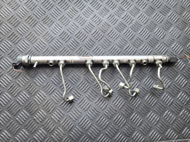 Kraftstoffverteiler Einspritzleiste + Sensor BMW 5 GT F07 3.0 D