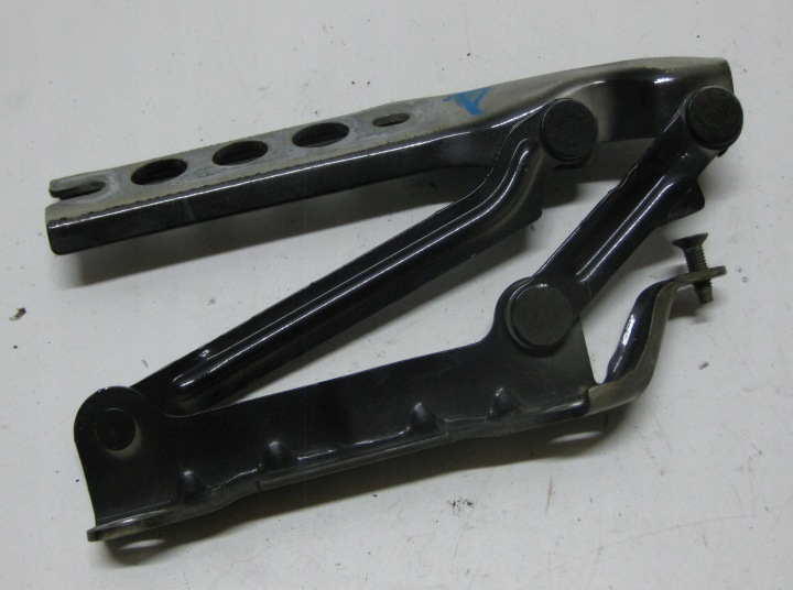SKODA FABIA II 14R LIFT KOMBI Scharnier der Kühlergrill vorne rechts 5J0823301