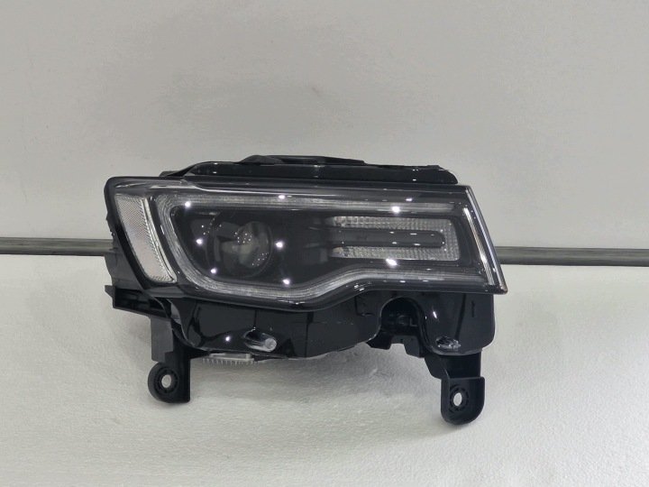 light right Jeep Grand Cherokee WK2 SRT black Bi-Xenon positioning