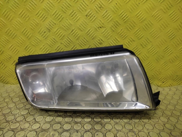 SKODA FABIA und REFLEKTOR Licht rechts vorne