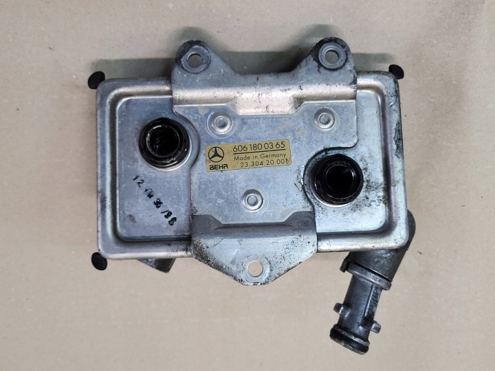 Radiatore olio motore usato Motore radiatore MERCEDES C W202 E W210 2.2D CDI ORYGIN.