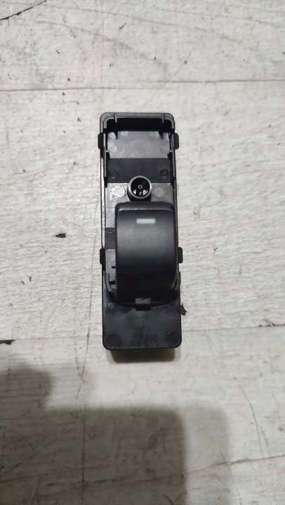 Mazda 3 III BM 17r rear part side right switch button of the opening windows
