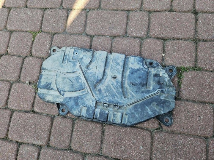 Gehäuse Blende Abdeckung Behälter Adblue HB pompy Opel Astra K 39238614
