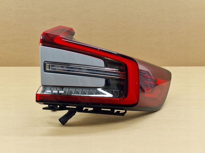 Droit Feux phare Arrière VOLVO C40 Couleur 735