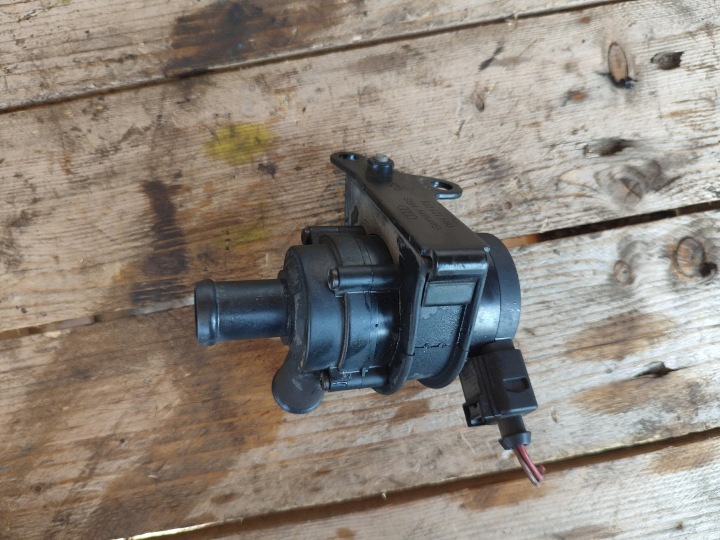 zusätzliche Wasserpumpe Z MOCOWANIEM AUDI Q5 8R 06H121079